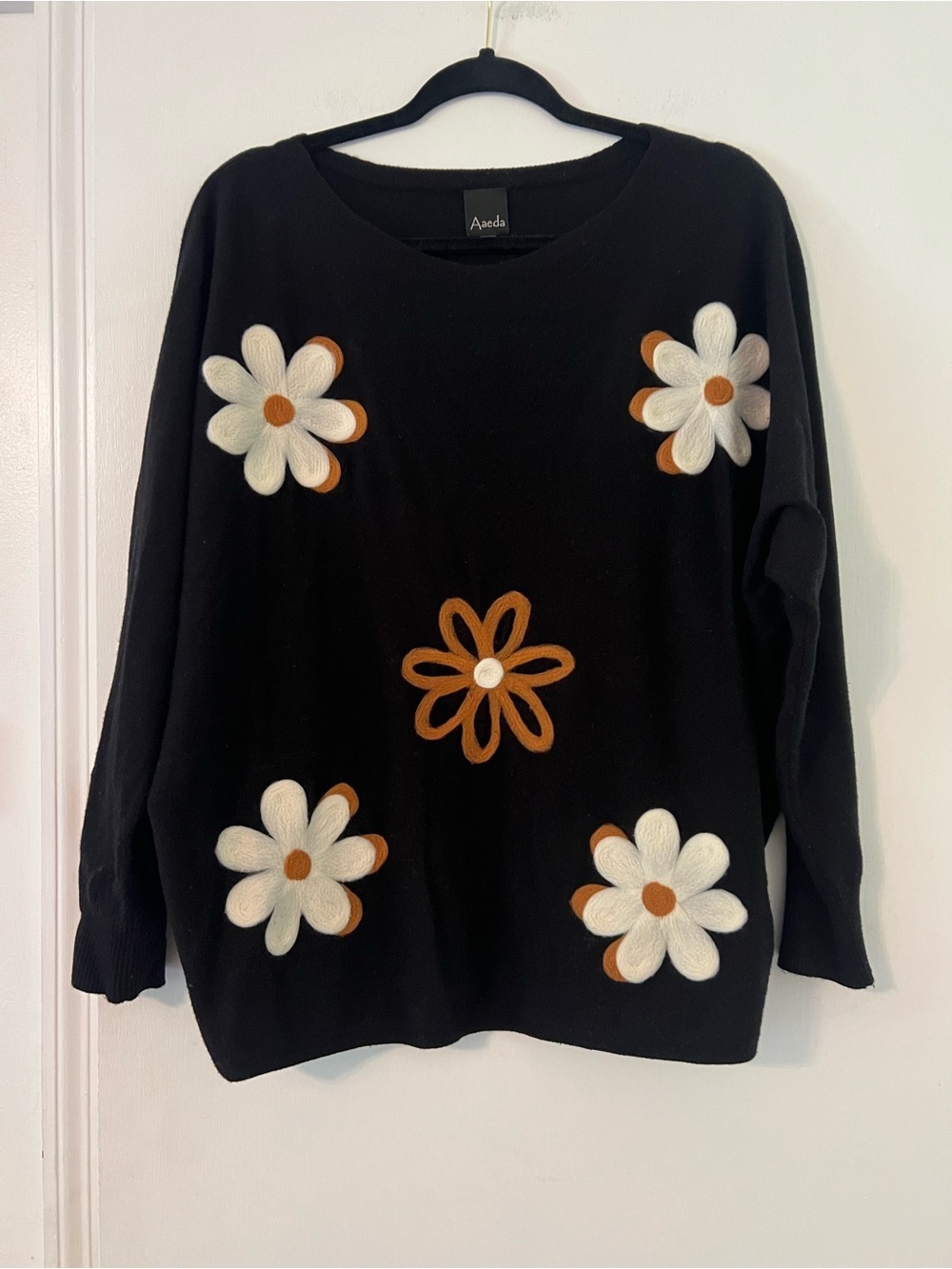 Black Floral Embroidered Sweater - White & Brown Daisy Motif size XL (A235)
